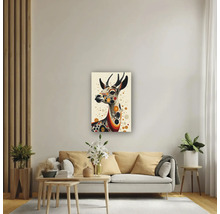 Living modern cu tablou reprezentând un portret artistic de animal, canapea deschisă la culoare, mobilier din lemn și plante de apartament.