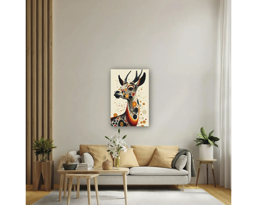 Living modern cu tablou reprezentând un portret artistic de animal, canapea deschisă la culoare, mobilier din lemn și plante de apartament.