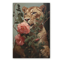 Tablou decorativ print artistic cu motivul unei leoaice înconjurată de trandafiri și frunze, format vertical.