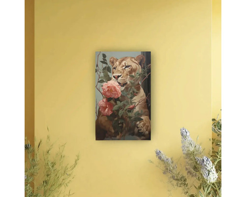 Tablou de perete cu motiv de leoaică și trandafiri roz într-un decor de interior.