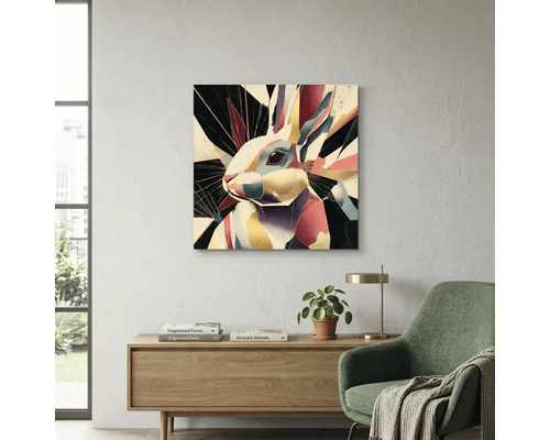Tablou pătrat cu un motiv abstract de iepure în forme geometrice, deasupra unei comode din lemn într-o sufragerie luminoasă.