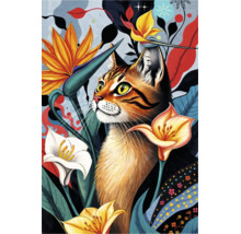 Ilustrație artistică a unei pisici tărcate înconjurată de flori tropicale stilizate, cum ar fi streliția și crinii.