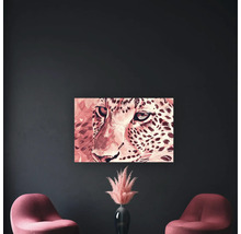 Living modern cu un tablou pe pânză cu cap de leopard în tonuri de roz, două fotolii și o vază cu iarbă decorativă.