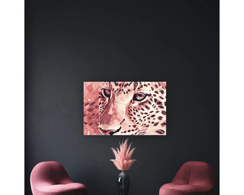 Living modern cu un tablou pe pânză cu cap de leopard în tonuri de roz, două fotolii și o vază cu iarbă decorativă.