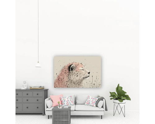 Sufragerie modernă luminoasă cu canapea, comodă și tablou cu leopard. O plantă de interior completează ambianța organizată și aerisită.