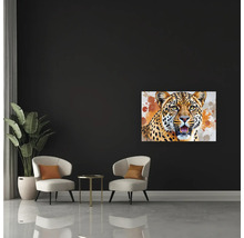Cameră de zi modernă cu un tablou pe pânză cu leopard, două fotolii cu perne, o măsuță și o plantă de interior.