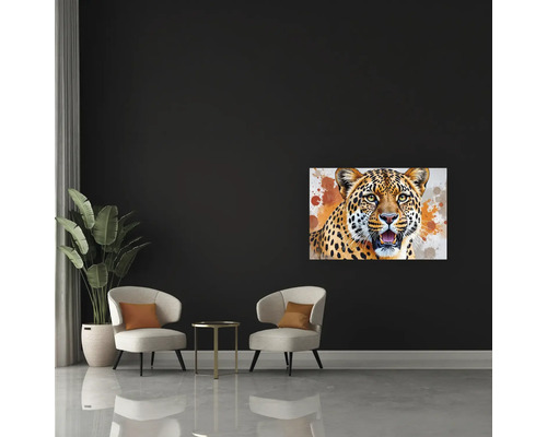 Cameră de zi modernă cu un tablou pe pânză cu leopard, două fotolii cu perne, o măsuță și o plantă de interior.