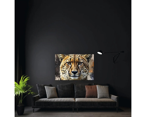 Cameră de zi modernă cu un tablou pe pânză cu portretul unui ghepard deasupra unei canapele cu perne și o plantă de apartament.