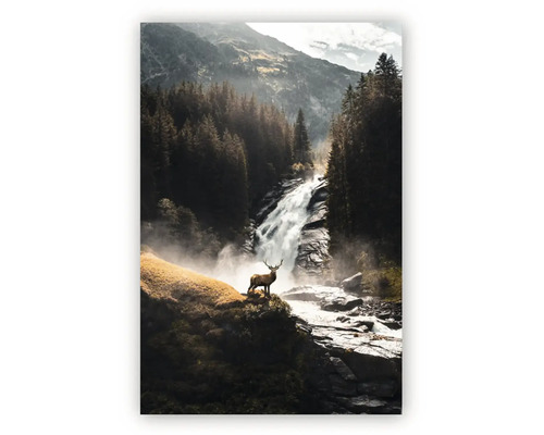 Tablou cu un cerb în fața unei cascade într-un peisaj de pădure și munte.