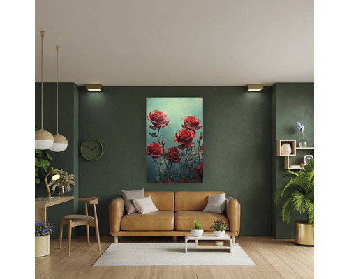 Sufragerie modernă cu pereți verzi închis, canapea din piele și tablou mare cu trandafiri roșii. Decor organizat cu plante de interior.