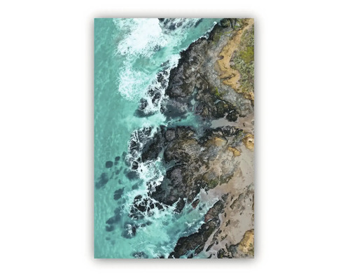 Tablou decorativ cu o vedere aeriană a unei coaste stâncoase și a unui ocean turcoaz cu valuri.