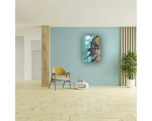 Sufragerie luminoasă și spațioasă cu perete albastru deschis, tablou vertical cu o coastă, fotoliu galben, podea din lemn și plantă decorativă.