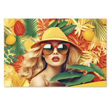 Decorațiune de perete cu o femeie cu pălărie și ochelari de soare, înconjurată de frunze tropicale și citrice, într-o atmosferă luminoasă.