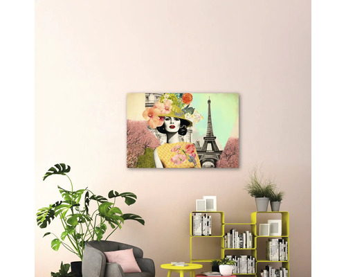 Tablou pe pânză cu un colaj reprezentând o femeie cu pălărie cu flori și Turnul Eiffel într-un living modern.