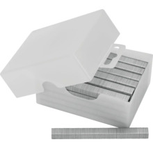 Capse metalice într-o cutie de plastic cu un rând de capse suplimentar în față.