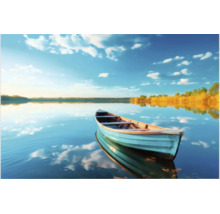 Fototapet cu o barcă din lemn pe un lac liniștit cu reflexii de nori și cer albastru.