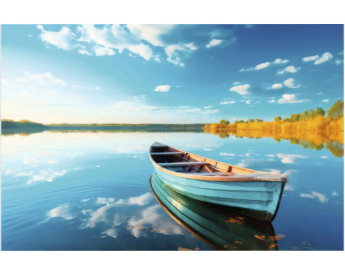 Fototapet cu o barcă din lemn pe un lac liniștit cu reflexii de nori și cer albastru.