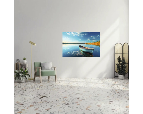 Tablou cu barcă pe un lac într-o sufragerie modernă și luminoasă, cu fotoliu verde, plante de interior și podea din terrazzo.