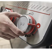 Mână care rotește butonul de control pentru Sear Zone la un grătar cu gaz Weber cu Weber Logo.