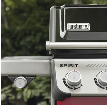 Vedere de aproape a unui grătar cu gaz Weber Spirit cu butoane de control, Weber Logo și mâner din oțel inoxidabil.