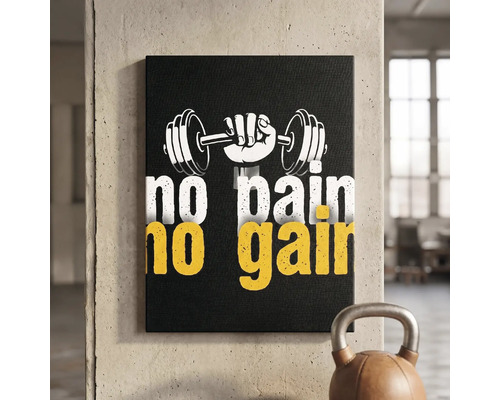 Tablou pe pânză cu motiv mână care ține o ganteră și inscripția no pain no gain pe un perete de beton într-o sală de fitness luminoasă.