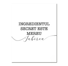 Tablou decorativ cu textul Ingredientul secret este mereu iubirea scris cu litere de tipar si de mana.