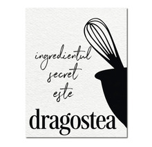 Tablou decorativ pentru bucătărie cu textul ingredientul secret este dragostea și o ilustrație cu un tel și un bol pe fundal texturat.
