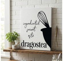 Tablou pe pânză pentru bucătărie cu citatul ingredientul secret este dragostea și ilustrație cu tel, pe un raft de lemn.