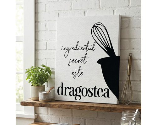 Tablou pe pânză pentru bucătărie cu citatul ingredientul secret este dragostea și ilustrație cu tel, pe un raft de lemn.