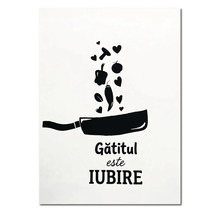 Autocolant de perete pentru bucătărie cu tigaie, inimi și legume care cad și textul Gătitul este IUBIRE.