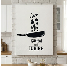 Tablou pe pânză pentru bucătărie cu o ilustrație a unei tigăi, ingrediente care cad și textul Gătitul este IUBIRE.