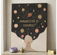 Tablou pe pânză cu ilustrația unei femei cu părul ca un univers cu stele și planete, text Manifestă-ți visurile.
