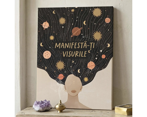 Tablou pe pânză cu ilustrația unei femei cu părul ca un univers cu stele și planete, text Manifestă-ți visurile.