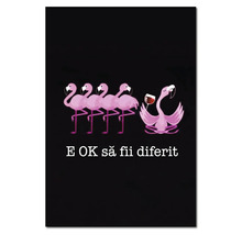 Tablou decorativ cu patru flamingo în picioare și un flamingo așezat cu un pahar de vin și textul E OK să fii diferit