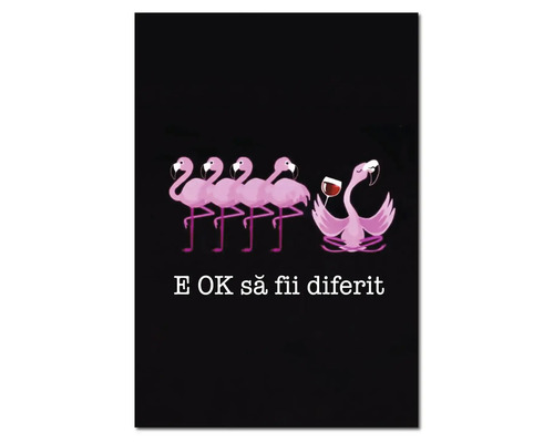 Tablou decorativ cu patru flamingo în picioare și un flamingo așezat cu un pahar de vin și textul E OK să fii diferit