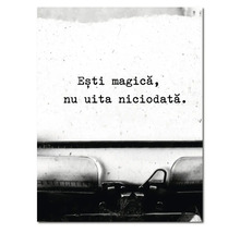 Tablou decorativ cu mașină de scris și text: Ești magică, nu uita niciodată. Fotografie alb-negru.