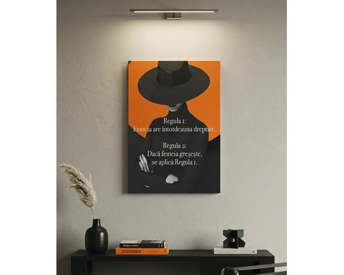 Tablou modern pe pânză cu o ilustrație grafică a unei femei cu pălărie și text în limba română, luminat deasupra unui raft.