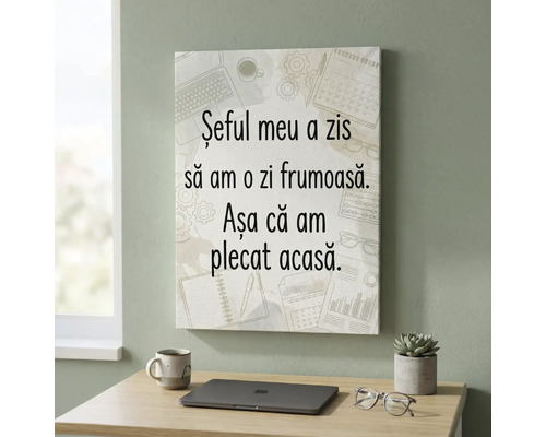 Tablou pe pânză cu citatul Șeful meu a zis să am o zi frumoasă. Așa că am plecat acasă. pe fundal cu ilustrații de birou, într-un spațiu de lucru.