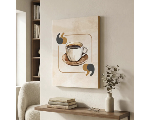 Tablou pe pânză cu o ceașcă de cafea într-o sufragerie luminoasă, suspendat deasupra unui raft de lemn cu cărți și o vază.