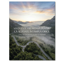 Poster cu peisaj montan, drum șerpuitor, ceață, răsărit și text în limba română despre viață.
