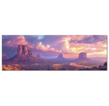 Tablou panoramic Monument Valley la apus, peisaj deșertic cu formațiuni stâncoase proeminente și cer înnorat.