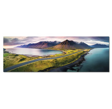 Tablou mural panoramic cu o vedere aeriană a unui drum de coastă din Islanda cu munți și mare.