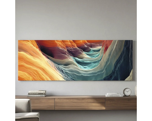 Tablou panoramic cu peisaj abstract de canyon deasupra unei comode moderne din lemn într-o cameră de zi luminoasă.