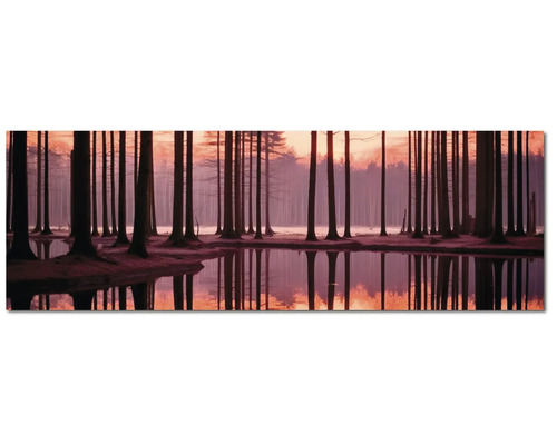 Tablou panoramic cu peisaj forestier și oglindirea copacilor în apă la răsăritul soarelui.