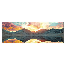 Tablou panoramic de perete cu un lanț muntos ce se oglindește într-un lac liniștit sub un cer de apus.