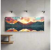 Tablou panoramic pe pânză cu peisaj montan la apus și reflexie în apă, iluminat de spoturi pe un perete deasupra unui raft.