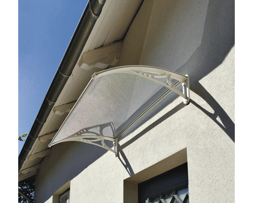 Copertină de ușă curbată cu panou transparent și suporturi laterale decorative montată pe peretele casei.