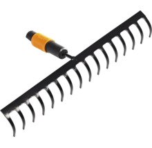 Greblă de grădină din metal cu dinți curbați și racord de coadă din plastic portocaliu-negru.