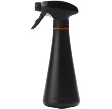 Pulverizator manual Fiskars din plastic negru cu corp conic și duză de pulverizare reglabilă.