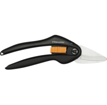 Foarfecă multifuncțională Fiskars cu lame zimțate din oțel inoxidabil și mâner ergonomic din plastic.